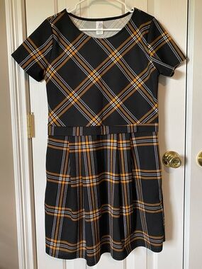 She’s J Apparel Black and Orange Plaid Women’s Short-Sleeve Dress Size Large